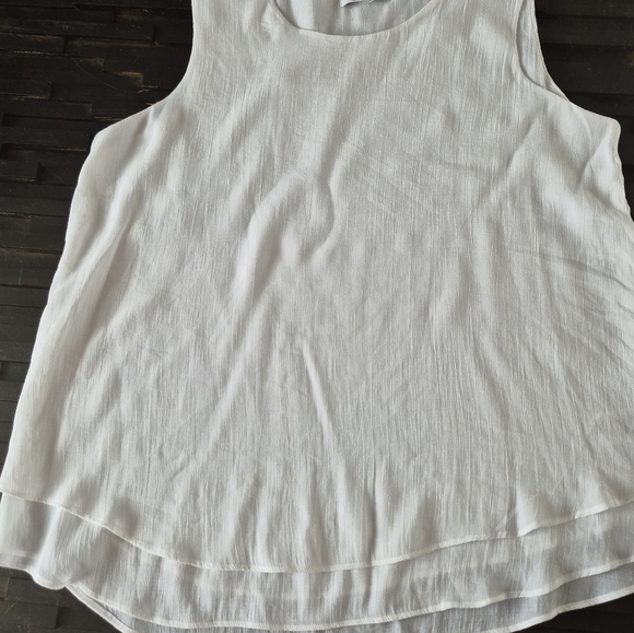 White Relaxed  Sleevless Blouse - Picture 3 of 6